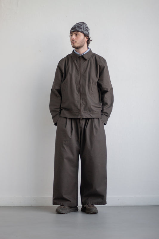 LE PANTALON À PINCES – CANVAS CHÂTAIGNE