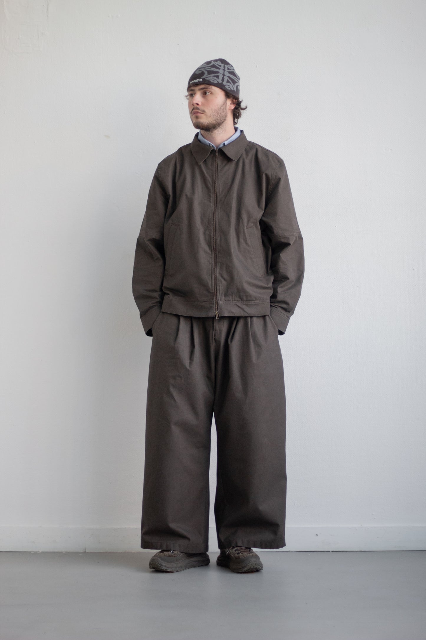 LE PANTALON À PINCES – CANVAS CHÂTAIGNE