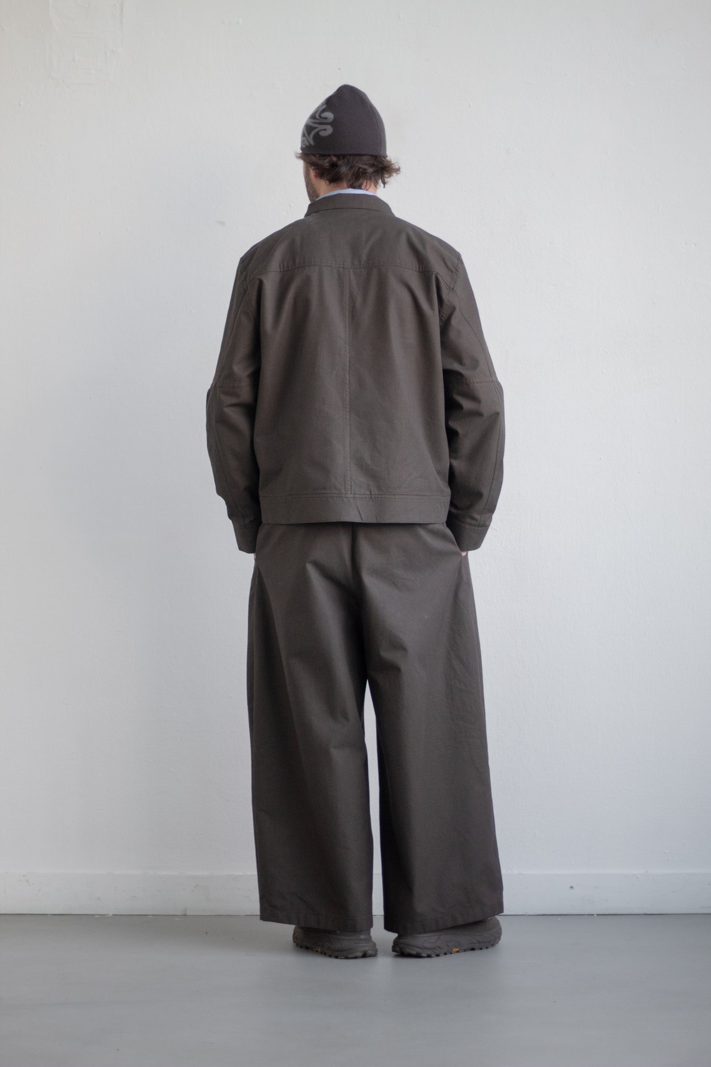 LE PANTALON À PINCES – CANVAS CHÂTAIGNE