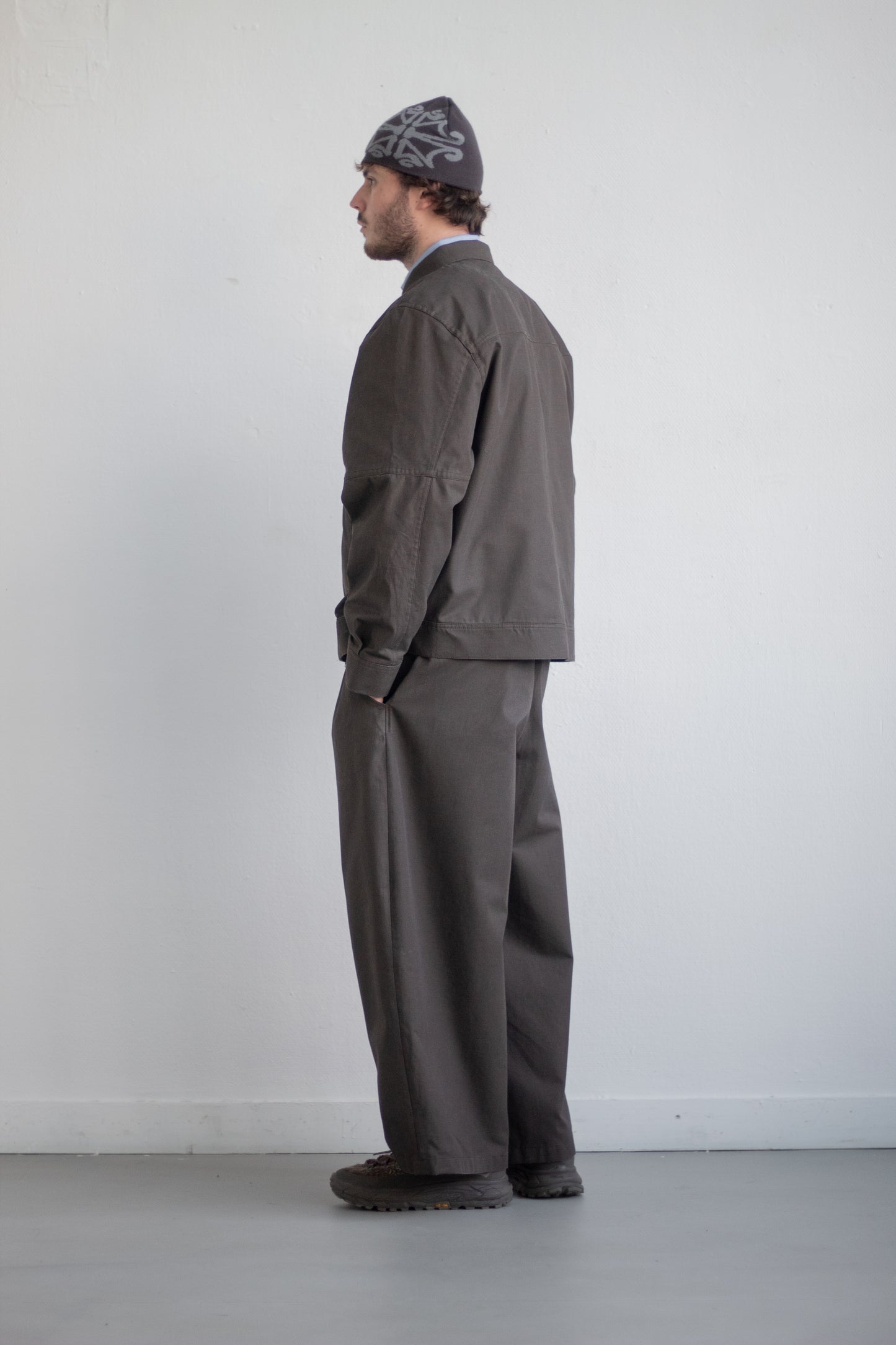 LE PANTALON À PINCES – CANVAS CHÂTAIGNE