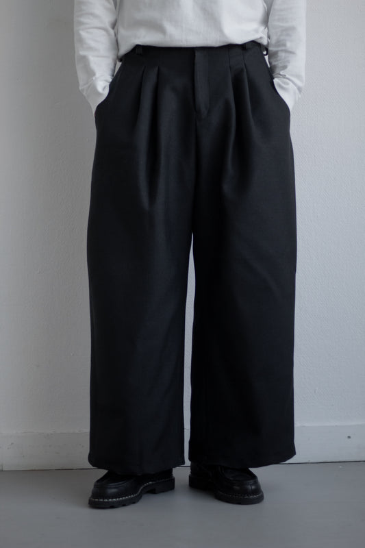 LE PANTALON À PINCES – SOIE NOIRE