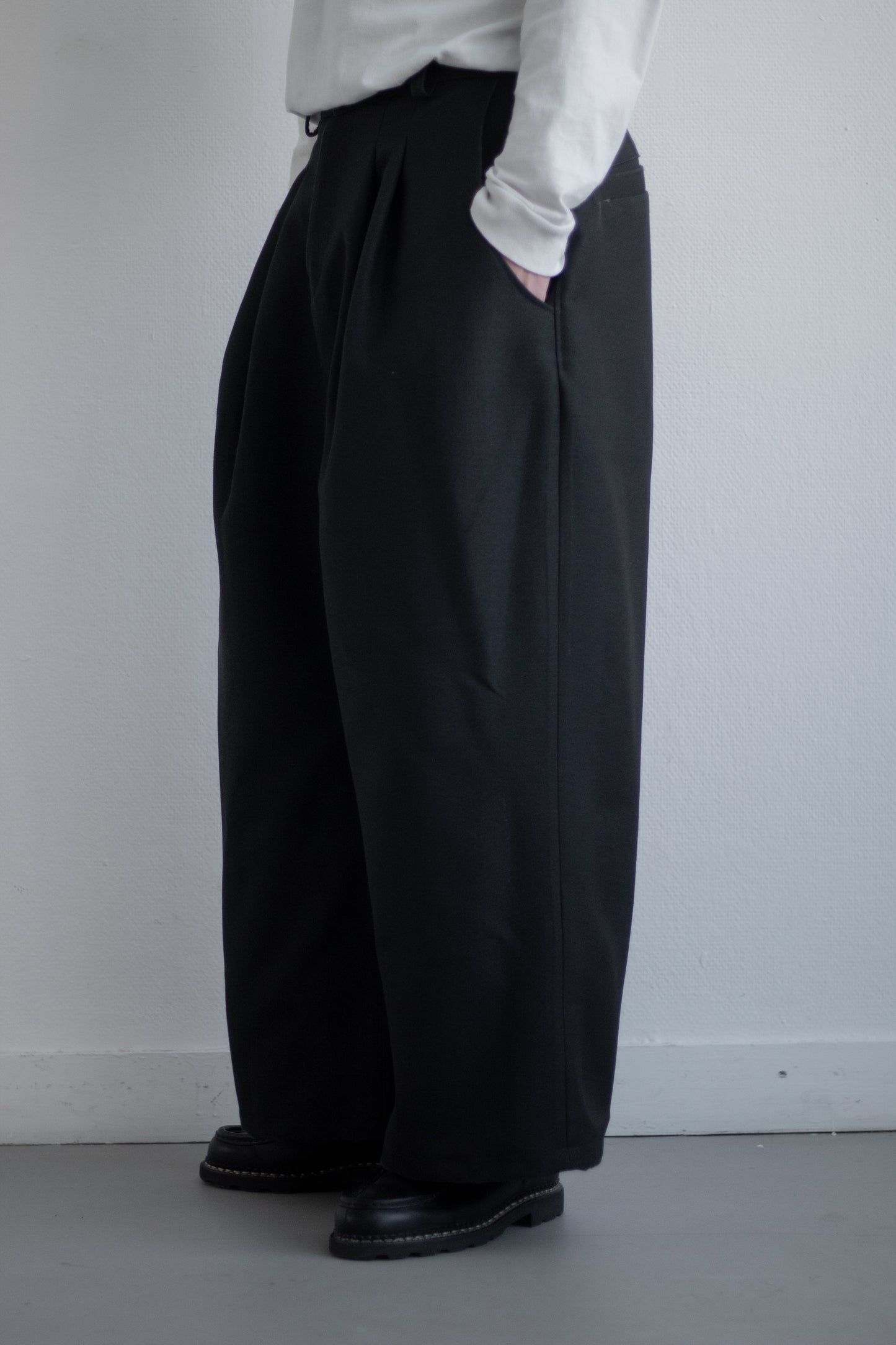 LE PANTALON À PINCES – SOIE NOIRE