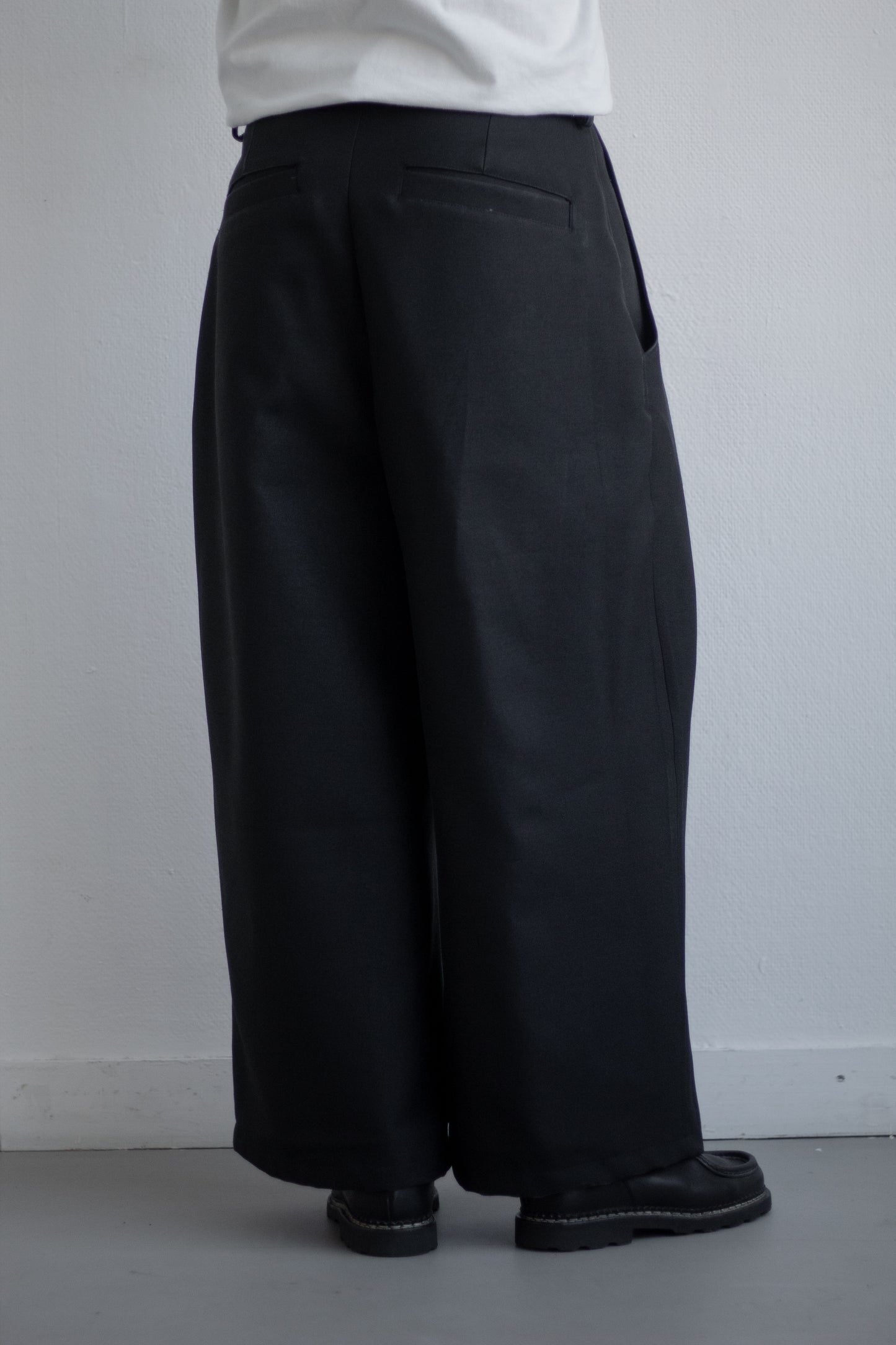 LE PANTALON À PINCES – SOIE NOIRE