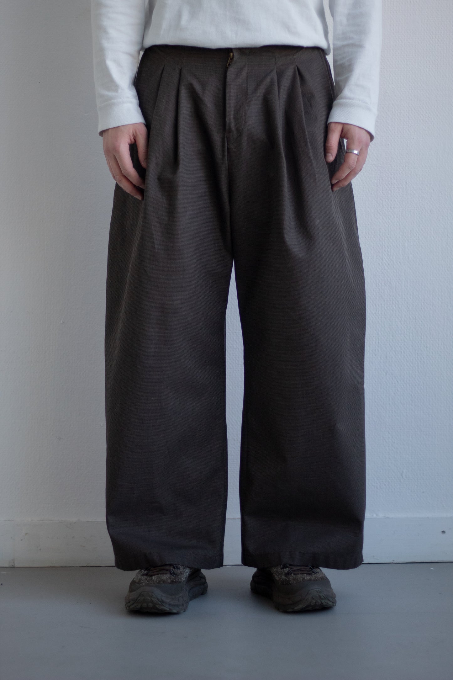 LE PANTALON À PINCES – CANVAS CHÂTAIGNE