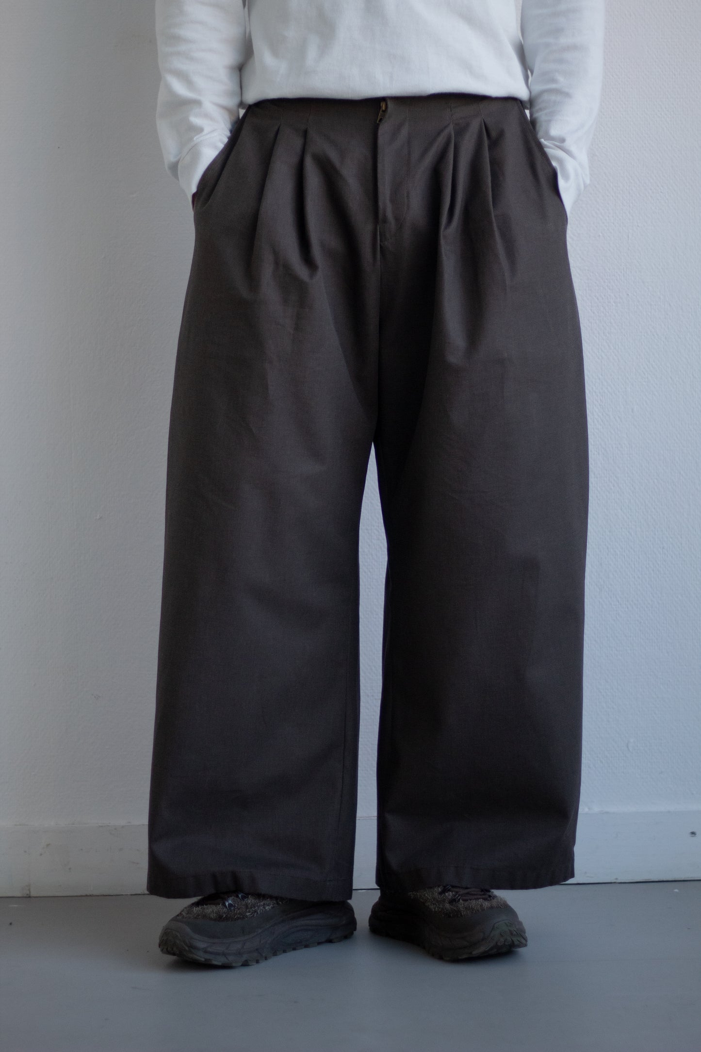 LE PANTALON À PINCES – CANVAS CHÂTAIGNE