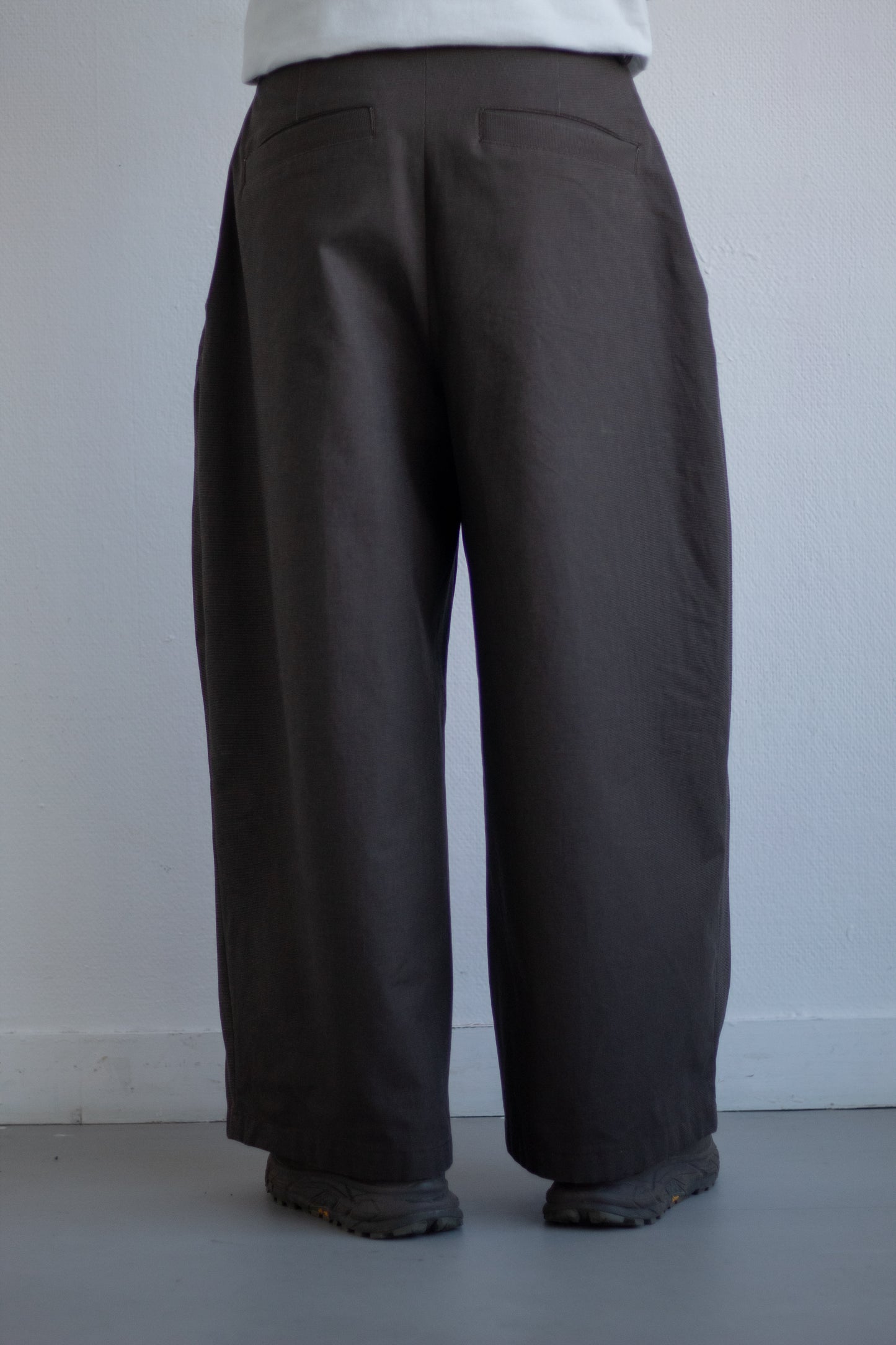 LE PANTALON À PINCES – CANVAS CHÂTAIGNE